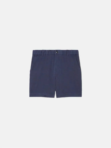 El pantalón corto azul marino