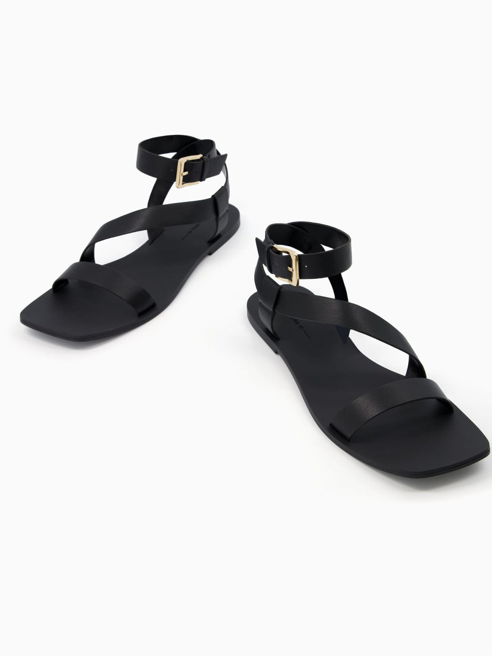 Flache Sandalen mit Knöchelriemen