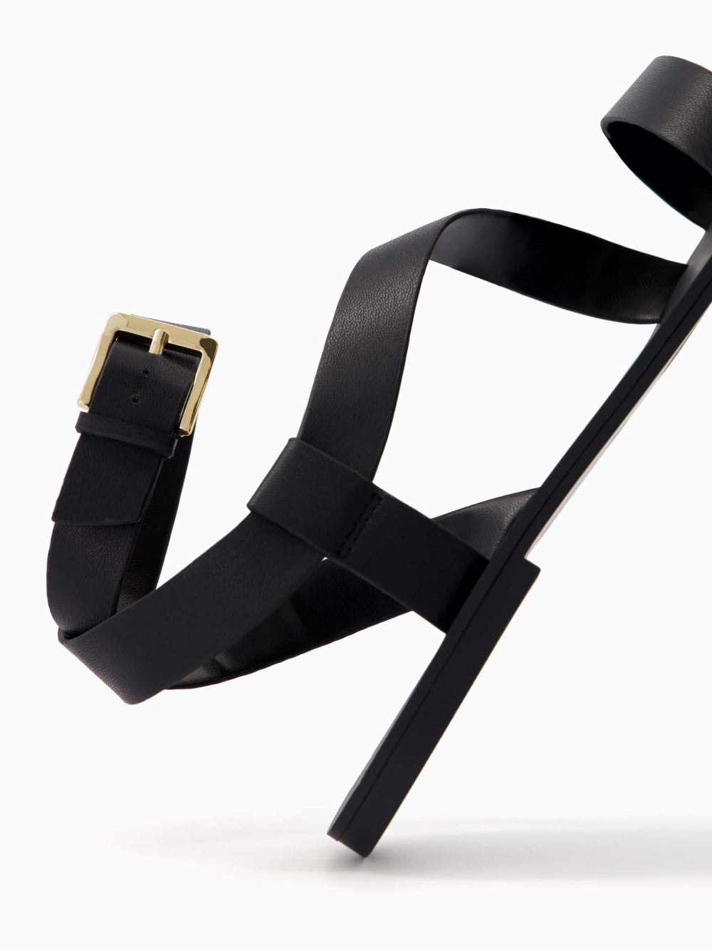 Flache Sandalen mit Knöchelriemen