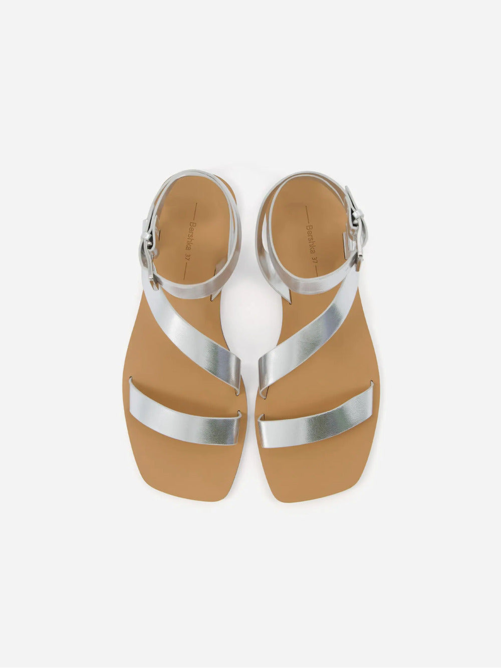 Flache Sandalen mit Knöchelriemen