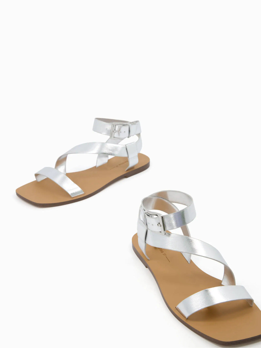 Flache Sandalen mit Knöchelriemen
