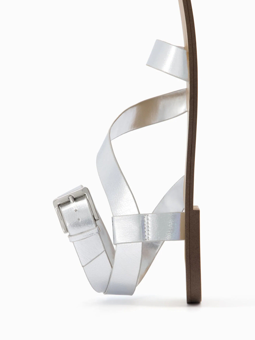 Flache Sandalen mit Knöchelriemen