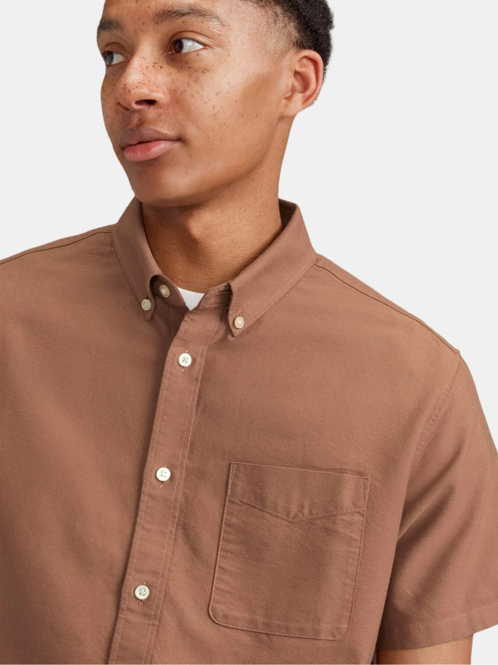 La camisa de manga cacao