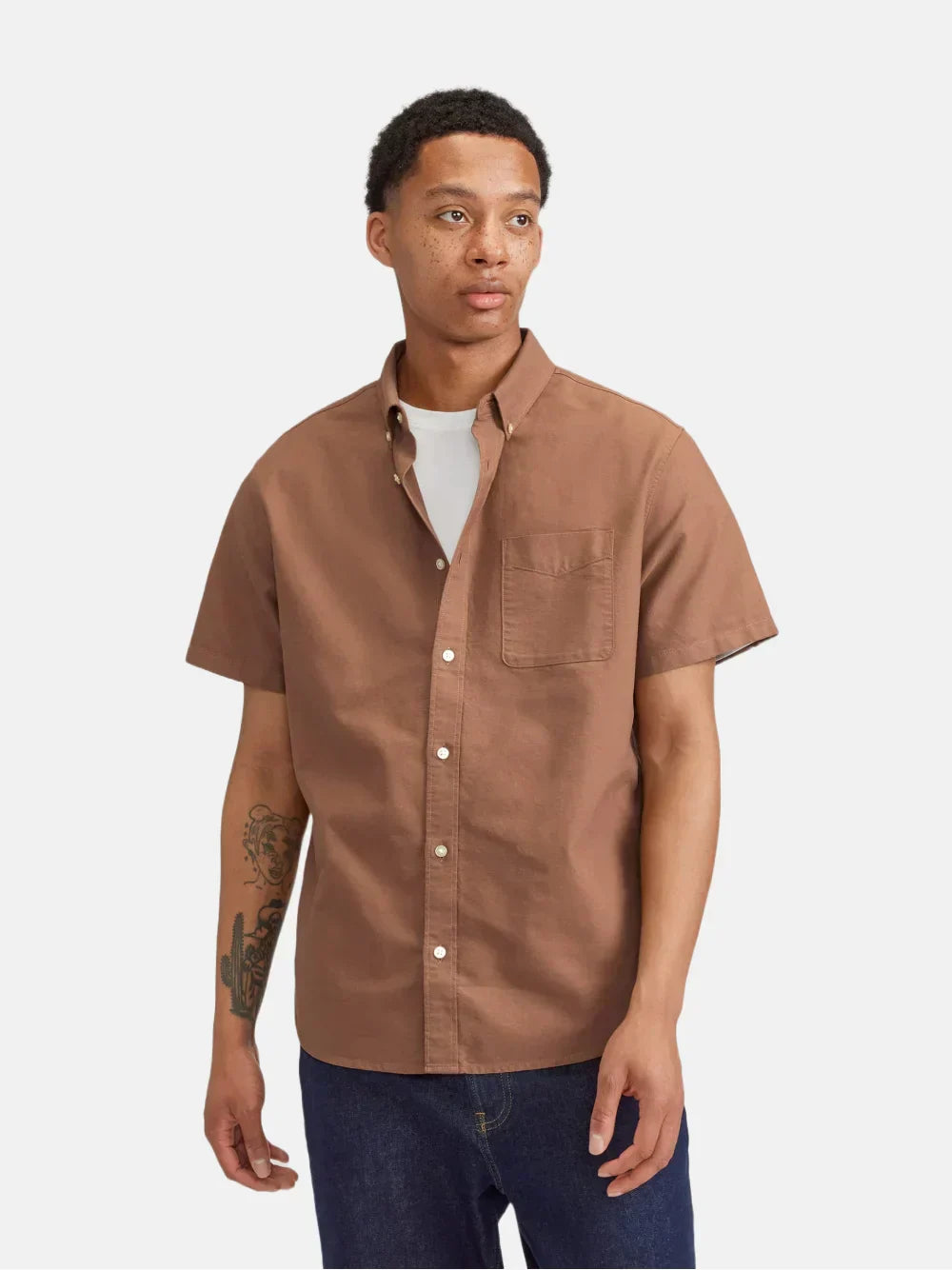 La camisa de manga cacao