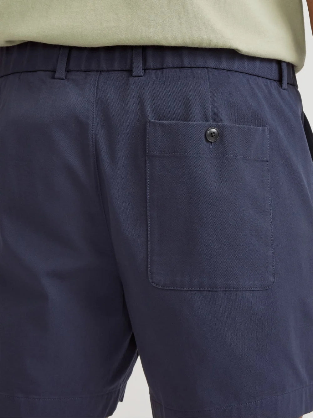 El pantalón corto azul marino